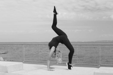 Esnek cinsel vücudu olan genç atletik bir kız.