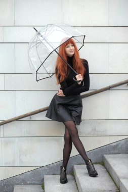 bir şemsiye ile genç şirin Kızıl saçlı kız