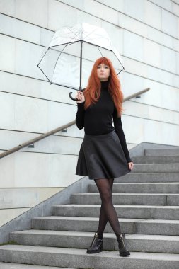 bir şemsiye ile genç şirin Kızıl saçlı kız