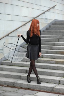 bir şemsiye ile genç şirin Kızıl saçlı kız