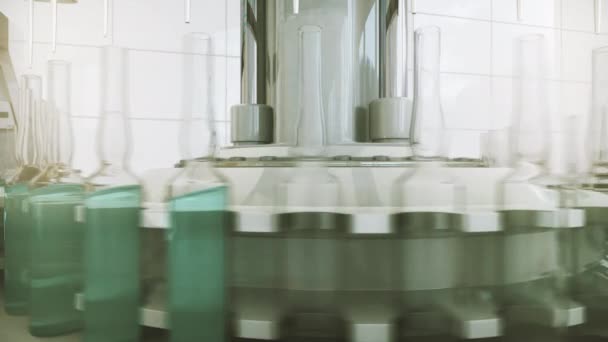 Автоматическая заводская машина для наполнения флаконов вакцинами и лекарствами 3D — стоковое видео