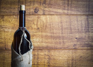 kırmızı şarap şişesi.