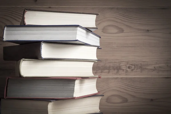 Oud boek over houten achtergrond. — Stockfoto