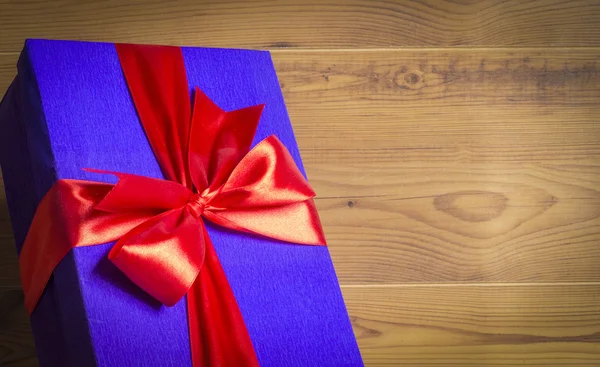 Caja de regalo sobre fondo de madera —  Fotos de Stock