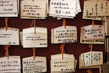 Ahşap Etiketler asılı