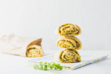 Ev yapımı sarımsaklı çörekler, yeşil maydanozlu ve peçeteli tatlı biberli beyaz arka plan.