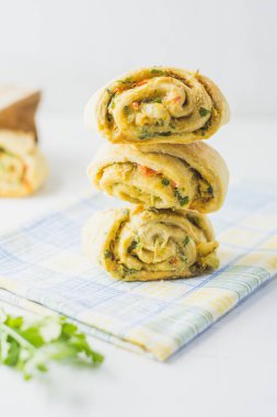Ev yapımı sarımsaklı çörekler, yeşil maydanozlu ve peçeteli tatlı biberli beyaz arka plan.