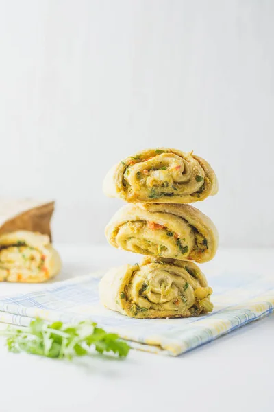 Home made buns with garlic, green parsley and sweet pepper in a napkin white background. — Stock Image Home Made Buns Garlic Green Parsley Sweet Pepper Napkin White Stock Photo