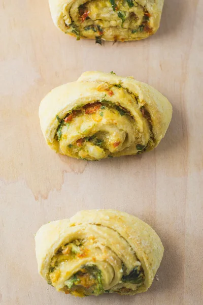 Home made buns with garlic, green parsley and sweet pepper in a napkin and wooden cutting board white background. — Stock Image Home Made Buns Garlic Green Parsley Sweet Pepper Napkin Wooden Stock Picture