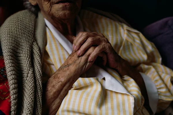 Oude Vrouw Handen Maken Verschillende Bewegingen — Stockfoto