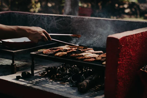 Fleisch Auf Dem Grill Braten Hand Mit Zange Das Fleisch — Stockfoto