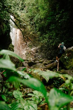 Kosta Rika 'da inanılmaz bir şelaleye hayran olan tanınmamış bir adamın yığınla fotoğrafı..