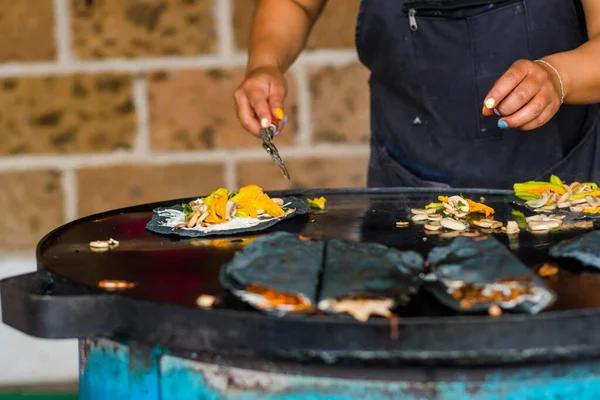 Frau Macht Mexikanische Quesadillas Mit Blauem Mais Und Kürbisblume — Stockfoto