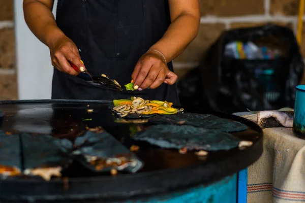 Frau Macht Mexikanische Quesadillas Mit Blauem Mais Und Kürbisblume — Stockfoto