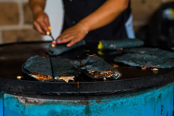 Frau Macht Mexikanische Quesadillas Mit Blauem Mais Und Kürbisblume — Stockfoto