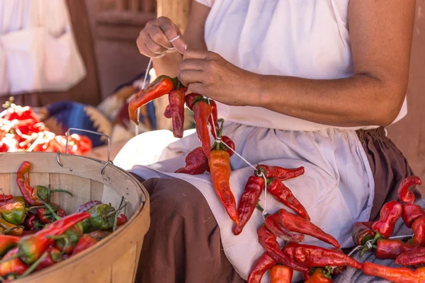 Fazendo riestras de pimenta . — Fotografia de Stock