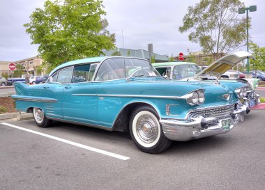 Κοντινό πλάνο του πτερυγίου της ουράς του 1950 μια Cadillac σε ένα κλασικό αυτοκίνητο παρουσιάζει. Συναυλία λιμάνι, Wa. 3 Αυγούστου, 2014