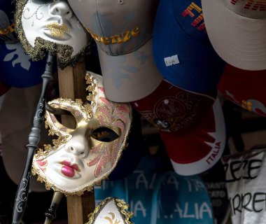 Maskeli balo maskesi ve kapaklar.