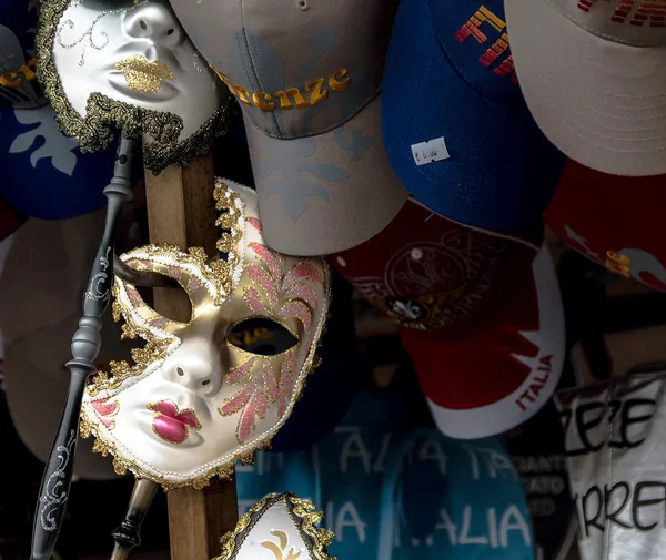 Maskeli balo maskesi ve kapaklar.