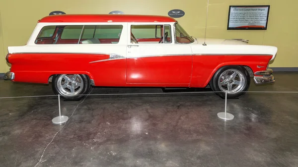 1956 Ford aangepaste Ranch Wagon — Stockfoto