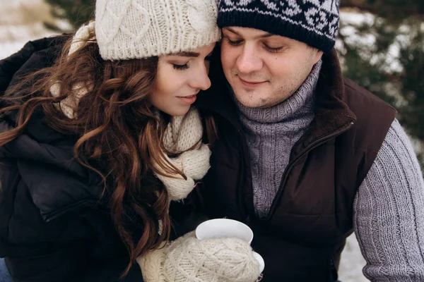 Una Morena Con Hombre Tomando Una Bebida Caliente Calle Invierno — Foto de Stock