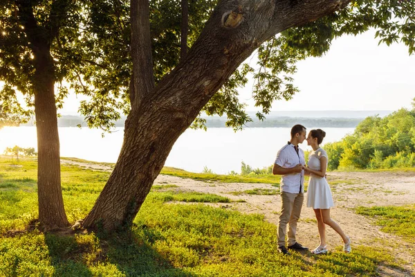 Hombre Una Mujer Vestidos Blanco Están Bajo Enorme Árbol Viejo — Foto de Stock