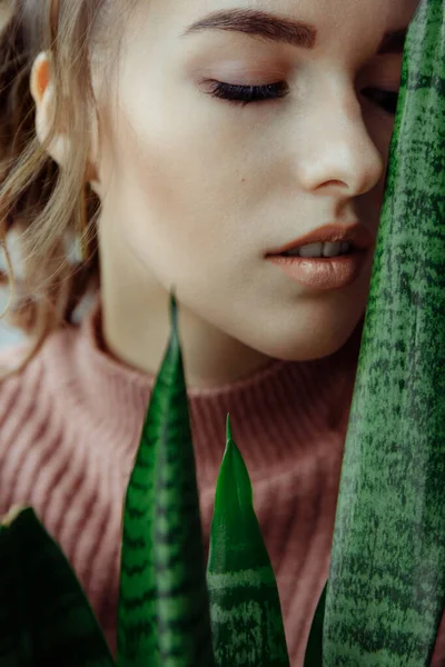 Kapalı gözlü ve kapalı bir çiçekli bir kadının yakın plan portresi. Yüksek kalite fotoğraf