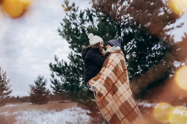 La jeune femme a sauté sur le jeune homme et l'a embrassé. — Photo