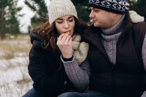 Un homme offre une mandarine à une jeune femme. L'homme a une bague au doigt.. — Photo