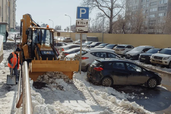 03.28.2020. Rusya Federasyonu. Otoparktaki Samara Kar Temizleme Alanı