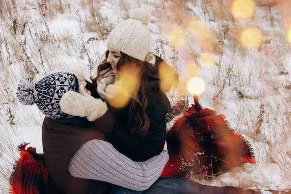 Genç çift kışın sokaklarda eğleniyor.. 