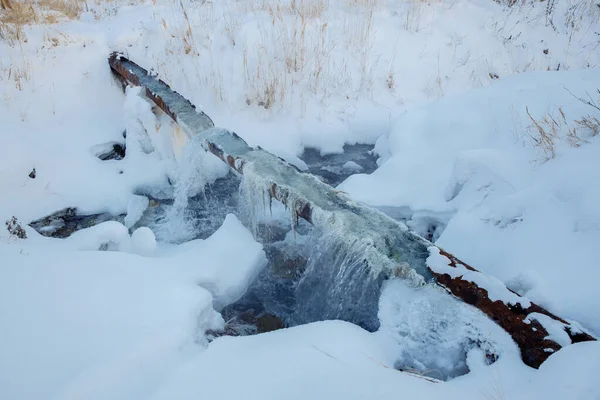 Break of a communal water pipe in the winter. There is snow all around. — Stock Photo, Image