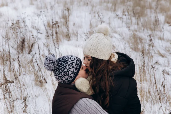 Una donna con un cappello bianco bacia delicatamente un uomo sul naso. — Foto Stock