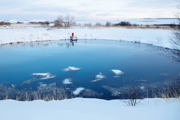 Blue kras jezero v zimní sezóně. — Stock fotografie