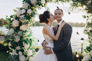 Gelin adamı yanağından öper..