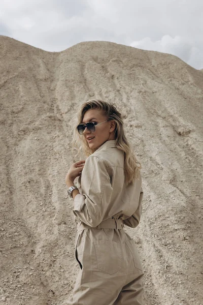 Çölün ortasında ince bir kadın duruyor.. 