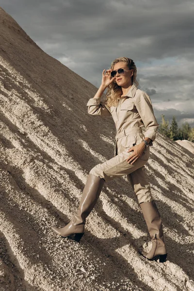 Une grande jeune femme se tient dans un environnement de dunes de sable — Photo