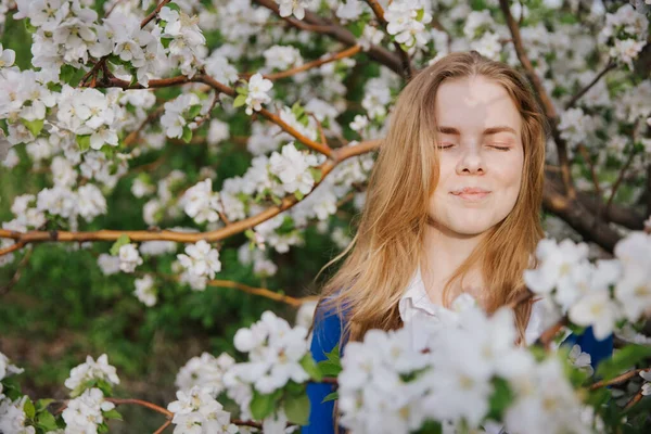 A young woman rejoices in the sun and puts her face to the sun. — Stock Photo, Image