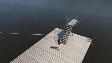 Genç bayan tatilde. Hava fotoğrafçılığı. 