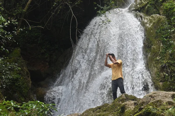 Myanmar 'daki tropikal ormanda şelale (Burma)