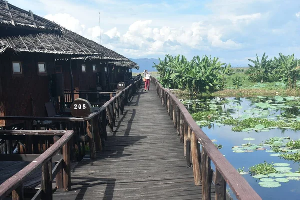 Myanmar 'daki Inle Gölü' ndeki (Birma) ahşap kır evi.)