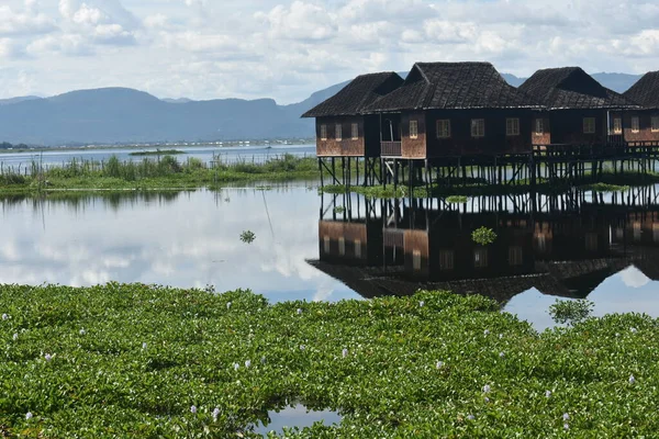 Myanmar 'daki Inle Gölü' ndeki (Birma) ahşap kır evi.)