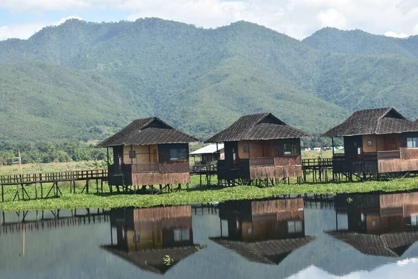 Myanmar 'daki Inle Gölü' ndeki (Birma) ahşap kır evi.)