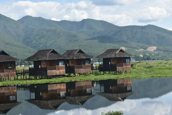 Myanmar 'daki Inle Gölü' ndeki (Birma) ahşap kır evi.)