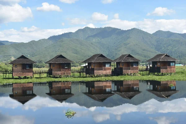 Myanmar 'daki Inle Gölü' ndeki (Birma) ahşap kır evi.)