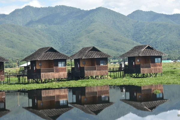 Myanmar 'daki Inle Gölü' ndeki (Birma) ahşap kır evi.)