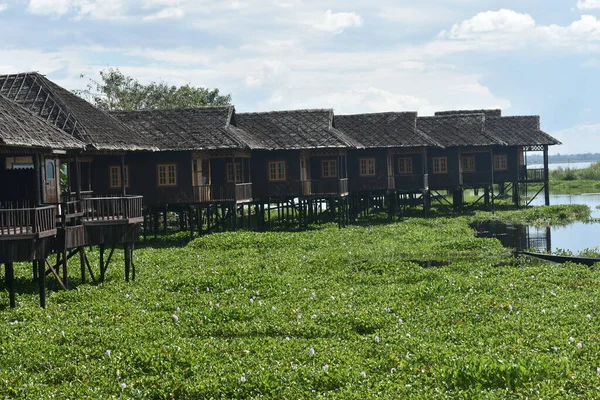 Myanmar 'daki Inle Gölü' ndeki (Birma) ahşap kır evi.)