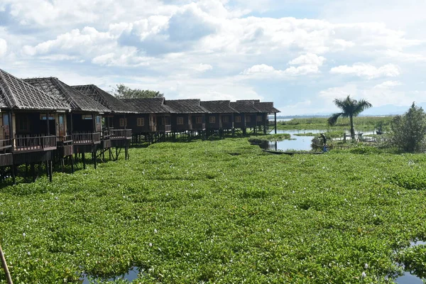 Myanmar 'daki Inle Gölü' ndeki (Birma) ahşap kır evi.)