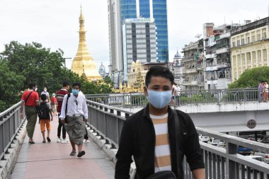 Salgın yüzünden yüz maskesi takan Asyalılar