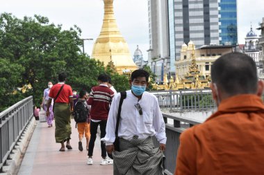 Salgın yüzünden yüz maskesi takan Asyalılar